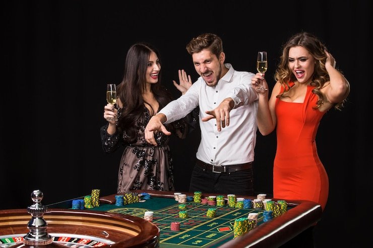 Mobile phone showing Sydney Pools draw schedule and live results on dapurtoto togel app